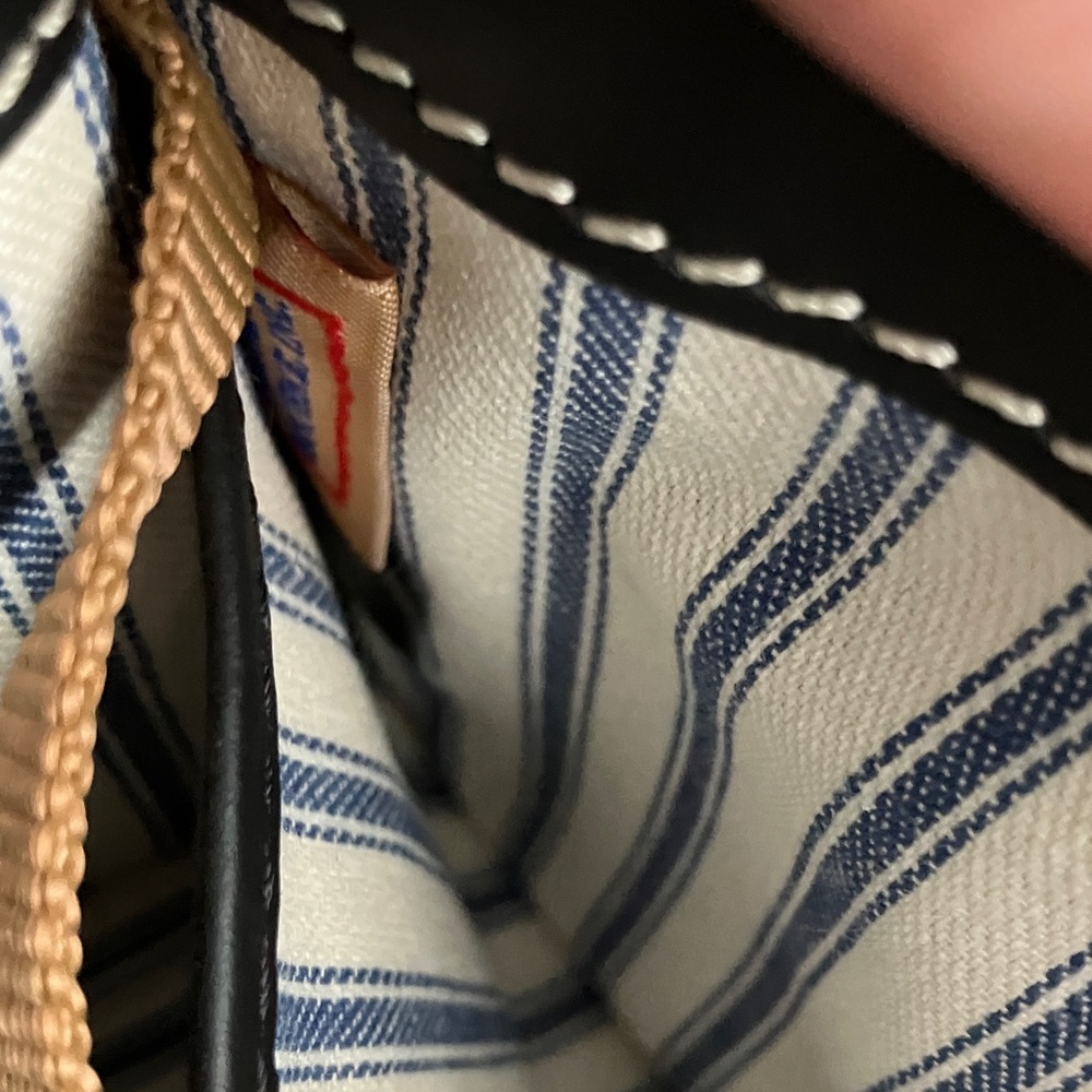 Dooney & Bourke Black Leather Shoulder Bag! Pretty and light inside lining! - Picture 11 of 11